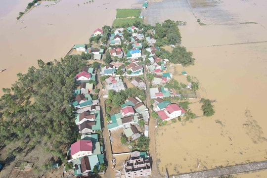 'Rốn lũ' Hưng Nguyên nước rút chậm, một số nơi vẫn bị chia cắt