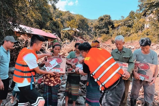 Nhiều tấm lòng thiện nguyện đến với người dân vùng lũ Kỳ Sơn