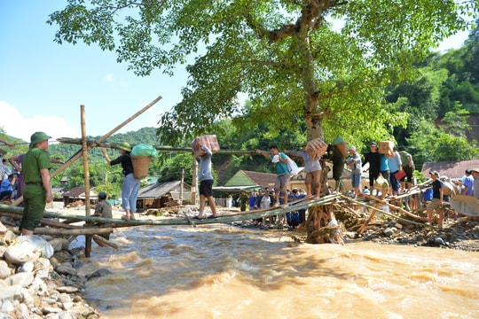 Báo Nghệ An chở nhu yếu phẩm của độc giả hỗ trợ vùng lũ quét Kỳ Sơn