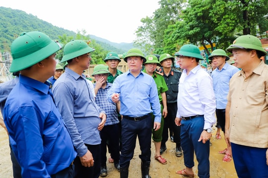 Chủ tịch UBND tỉnh: Huy động lực lượng và phương tiện khắc phục nhanh hậu quả mưa lũ ở Kỳ Sơn