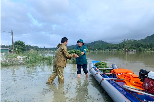 Thanh Chương huy động xuồng máy, lực lượng tiếp tế cho các vùng ngập sâu