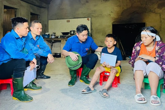 Tỉnh đoàn Nghệ An hỗ trợ người dân Kỳ Sơn 100 triệu đồng khắc phục hậu quả sau lũ quét