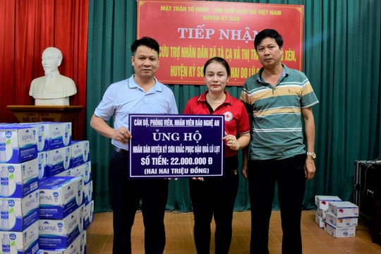 Báo Nghệ An trao quà hỗ trợ người dân huyện Kỳ Sơn bị thiệt hại do lũ quét