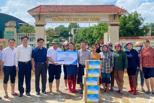 Trao tặng 1.200 bộ sách giáo khoa và gần 500 triệu đồng cho học sinh vùng lũ