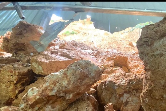 Sạt lở núi ở Tân Kỳ, đất đá lao xuyên vách tường nhà dân