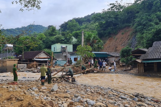 Lắp thêm cầu khỉ nơi tâm lũ Kỳ Sơn