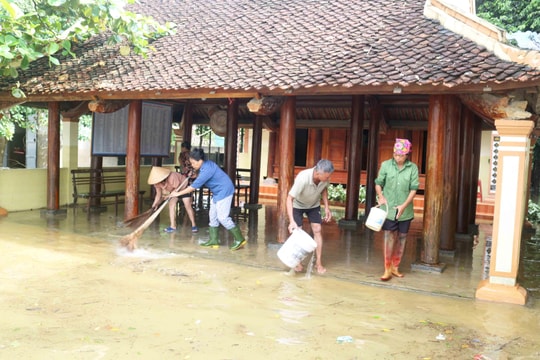 Nước rút nhanh, người dân vùng 'rốn lũ' Thanh Chương tích cực dọn dẹp