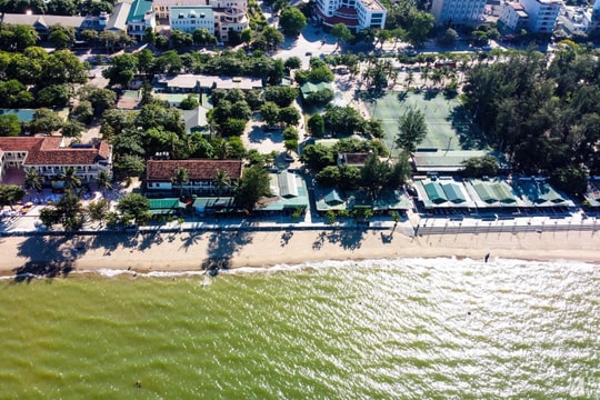 Đã có 69 ki ốt, bãi xe trên bãi biển Cửa Lò tháo dỡ, giải tỏa