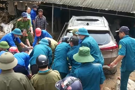 'Giải cứu' ô tô bị vùi lấp do lũ ở Kỳ Sơn