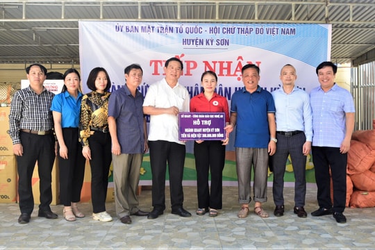 Công đoàn ngành Giáo dục Nghệ An trao quà ủng hộ người dân vùng lũ Kỳ Sơn