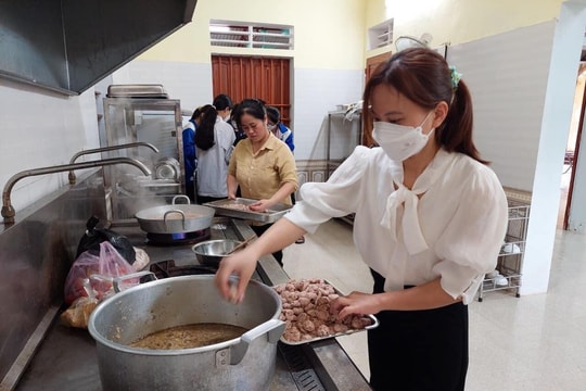 Bữa cơm yêu thương cho học sinh mùa lũ