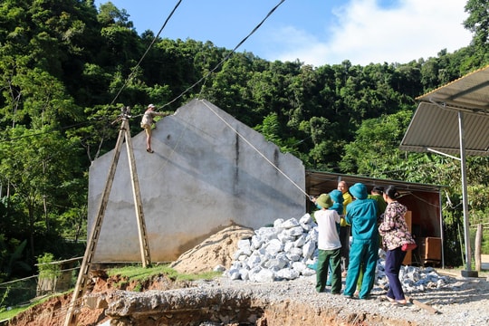 Tương Dương: Các lực lượng giúp dân di dời nhà cửa đến nơi an toàn