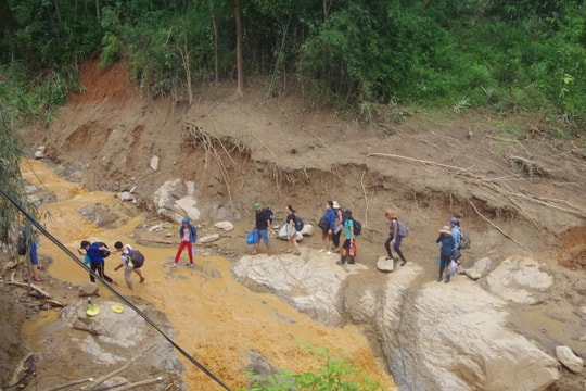 Nghệ An: Giáo viên Kỳ Sơn 'cắt rừng' vào bản với học trò 