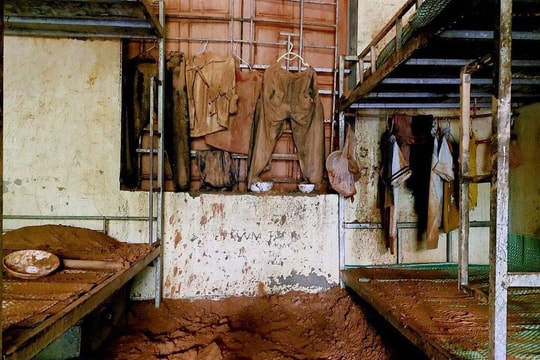 Thầy trò Kỳ Sơn gồng mình dọn bùn sau lũ 