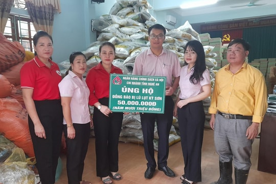 Các cơ quan, đơn vị và nhà hảo tâm tiếp tục ủng hộ người dân vùng lũ Kỳ Sơn