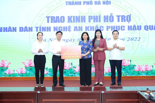 Thành phố Hà Nội trao 3 tỷ đồng hỗ trợ nhân dân Nghệ An khắc phục hậu quả thiên tai