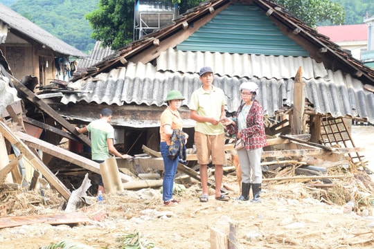 Cộng đồng hướng về vùng lũ Kỳ Sơn