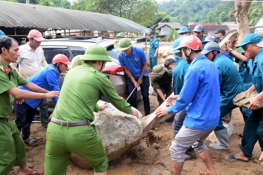 Hàng chục người nỗ lực giải cứu xe ô tô mắc kẹt sau lũ
