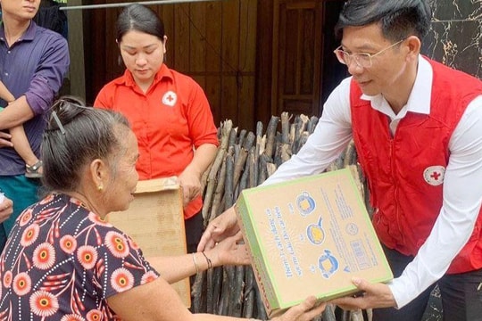 Các cơ quan, đơn vị tiếp tục ủng hộ người dân vùng lũ