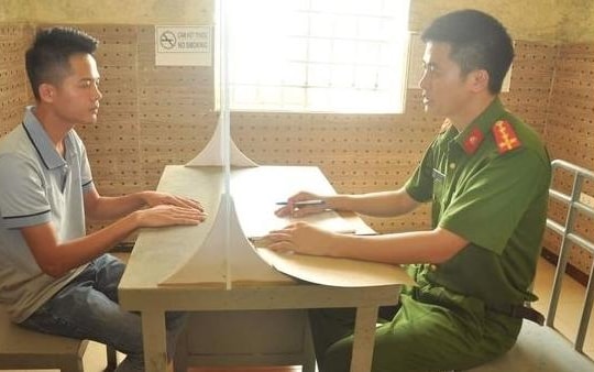 Tạm giữ lái xe ô tô chống người thi hành công vụ