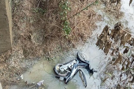 Rơi cả người lẫn xe máy xuống khe, người đàn ông tử vong