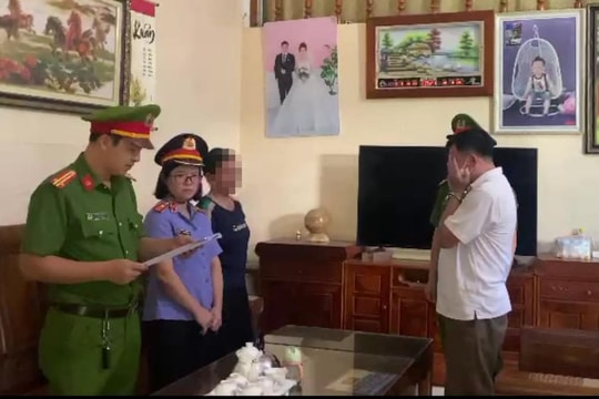 Hình ảnh Công an thi hành lệnh bắt bị can đối với chủ tịch xã về tội ‘Lợi dụng chức vụ quyền hạn trong khi thi hành công vụ’