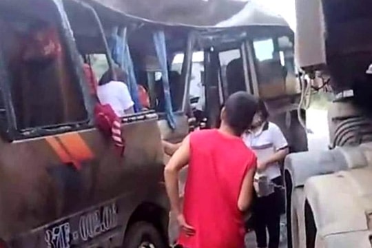 Khoảnh khắc xe tải và xe ca va chạm khiến 24 người bị thương ở Tân Kỳ, Nghệ An