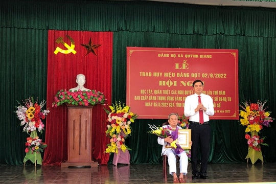 Phó Bí thư Tỉnh ủy trao Huy hiệu Đảng tại huyện Quỳnh Lưu