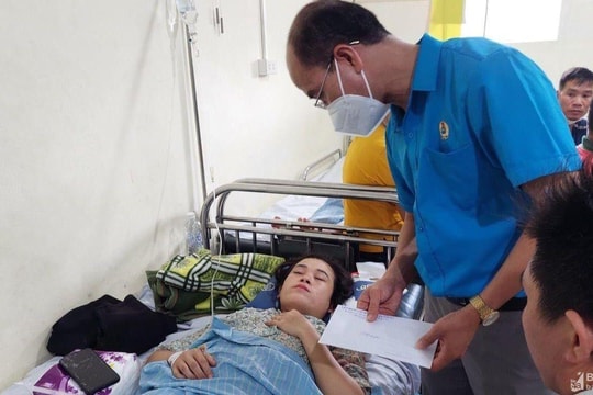 Công đoàn huyện Tân Kỳ thăm hỏi 24 công nhân bị nạn trên đường đi làm
