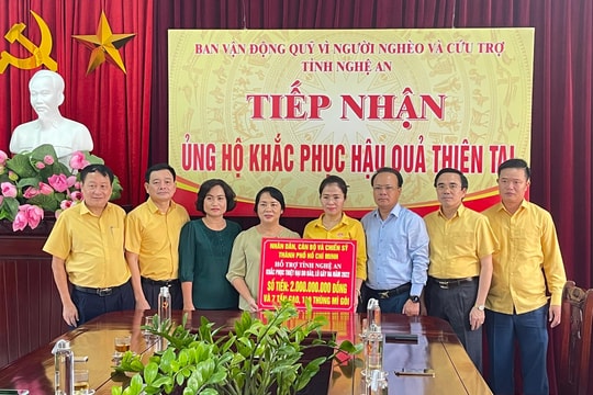 Thành phố Hồ Chí Minh trao 2 tỷ đồng hỗ trợ người dân Nghệ An khắc phục hậu quả mưa lũ