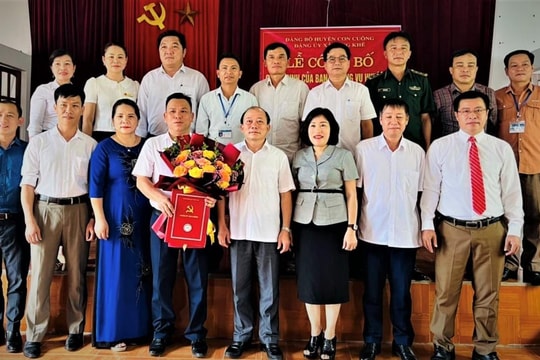 Huyện Con Cuông công bố các quyết định luân chuyển cán bộ