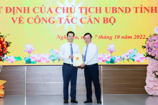 Trao quyết định tiếp nhận, bổ nhiệm Giám đốc Sở Tài chính tỉnh Nghệ An