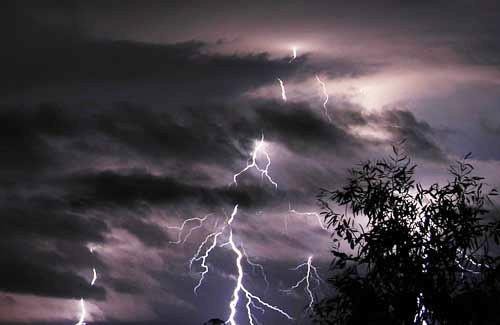 Tiếp tục dự báo mưa lớn kèm lốc, sét, Nghệ An lên kế hoạch chủ động ứng phó 