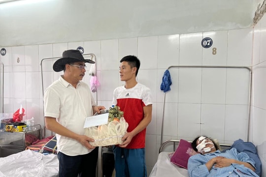 Công ty cổ phần may Minh Anh Nghệ An hỗ trợ gần 200 triệu đồng cho 24 công nhân bị tai nạn giao thông 