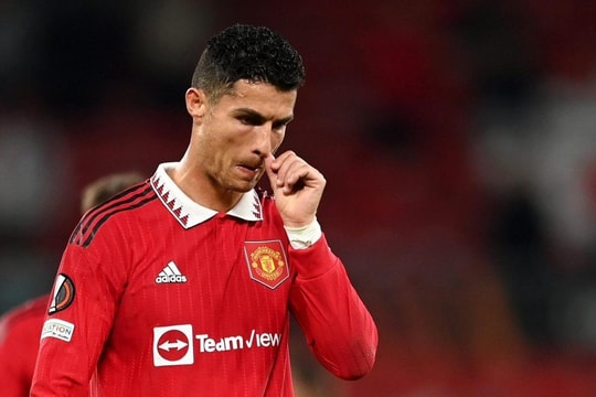 Ronaldo bị chê hết thời; Messi chấn thương trước thềm World Cup 2022