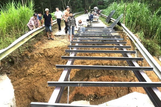 Thanh Chương khắc phục giao thông hư hỏng sau lũ 