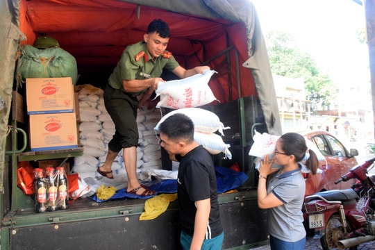 Kỳ Sơn tiếp nhận gần 21 tỷ đồng cứu trợ người dân bị thiệt hại do lũ quét