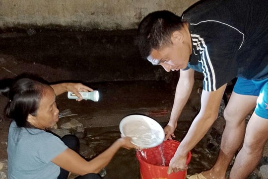 Sau lũ quét, người dân Kỳ Sơn phải lắng, lọc nước khe suối để dùng