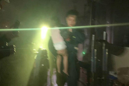 Cứu 4 người mắc kẹt trong căn nhà bị cháy lúc nửa đêm