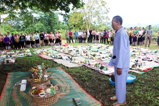 Người Thái Nghệ An cúng 'pủ xừa' - gốc cây cổ thụ 