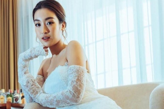 Hoa hậu Đỗ Mỹ Linh bất ngờ tung ảnh diện váy cưới phá cách