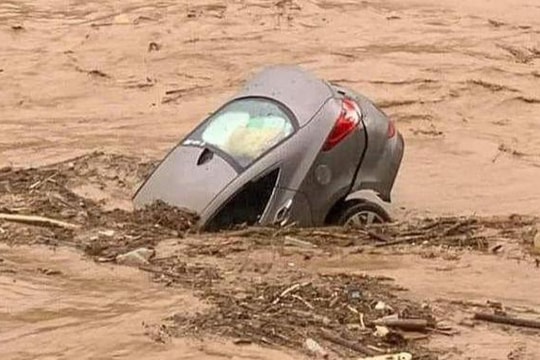 Những lưu ý sau khi 'giải cứu’ loạt ô tô bị ngập nước ở Nghệ An