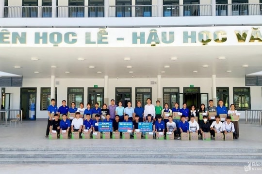 Công ty Du học và Xuất khẩu lao động Kim Cương trao quà cho học sinh vùng lũ Kỳ Sơn