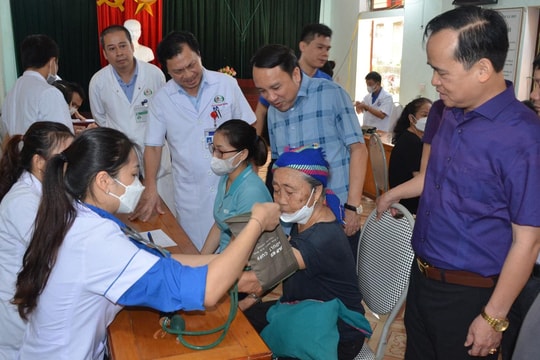 Ngành Y tế Nghệ An khám chữa bệnh, cấp thuốc miễn phí cho người dân tâm lũ Kỳ Sơn