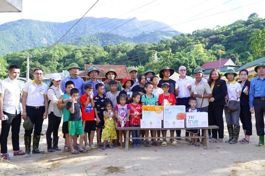 Tập đoàn TH, Ngân hàng Thương mại cổ phần Bắc Á và Quỹ Vì Tầm vóc Việt trao tặng huyện Kỳ Sơn 10 ngôi nhà và hàng nghìn ly sữa