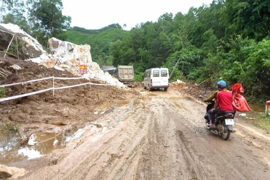 Giải phóng được khối đá lớn chắn ngang Quốc lộ 48E đoạn qua xã Tân Long (huyện Tân Kỳ) 