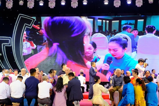 Hệ thống giáo dục Khai Minh Đức tổ chức 'Lễ tri ân cha mẹ và vợ chồng'