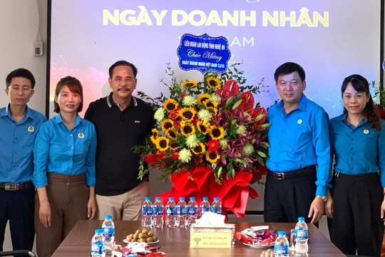 Liên đoàn Lao động tỉnh thăm hỏi, tặng quà các doanh nghiệp nhân ngày Doanh nhân Việt Nam