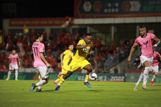 ‘Gà son’ Oseni ghi bàn mang về trận hòa trên sân khách cho Sông Lam Nghệ An