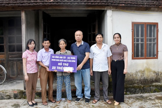 Báo Nghệ An thăm hỏi, tặng quà hỗ trợ các gia đình khó khăn bị ảnh hưởng bởi mưa lũ